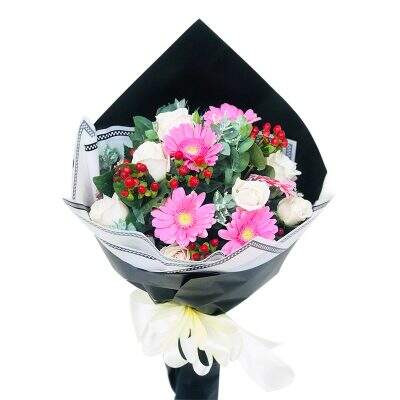 Lavender roses and daisy poms bouquet