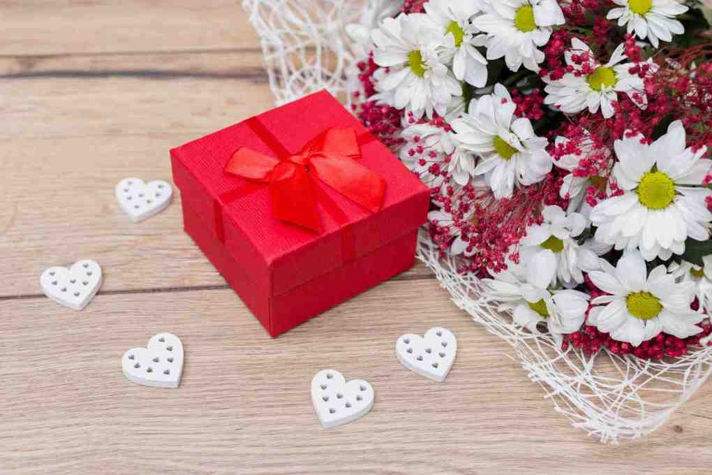 gift box with hearts flowers bouquet table (1)